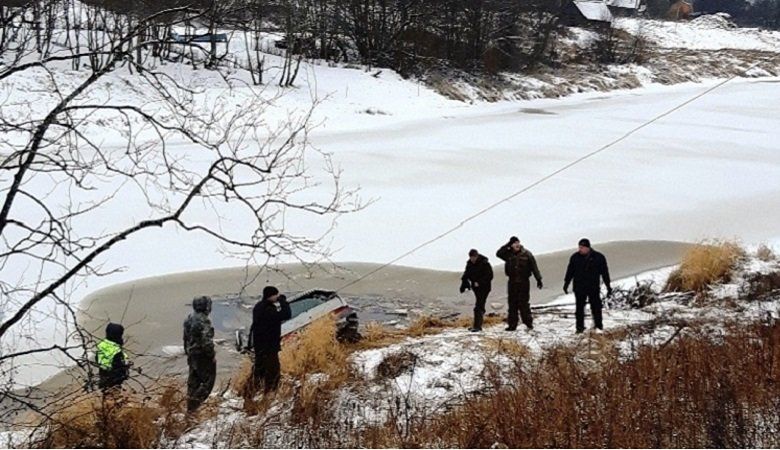 В Олонецком районе девушка на автомобиле сманеврировала в реку