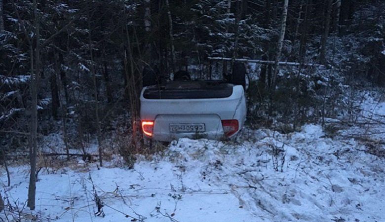 64-летний пассажир травмирована при опрокидывании машины в кювет в Карелии
