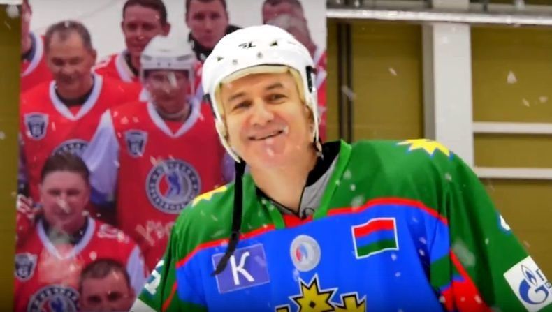 С клюшкой, на брусьях, в стихах. Необычный ролик к Новому году записали в правительстве