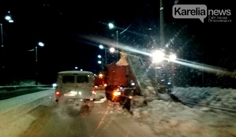 «Золотые ручки» мешают проезду. В «Техренте» рассказали, почему не учитывают часы пик во время работы