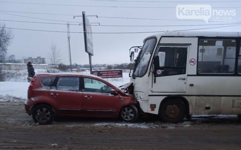 Автобус №9 в лоб столкнулся с легковушкой в Петрозаводске