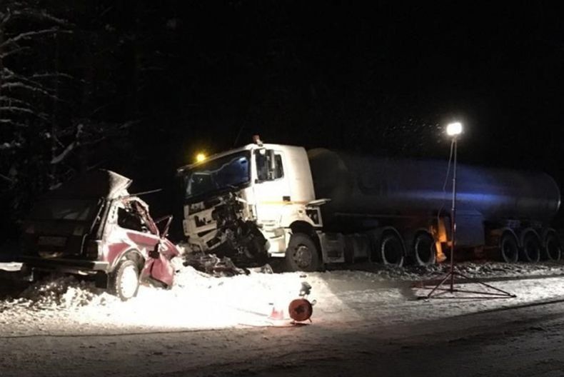 Два человека погибли в столкновении «Нивы» и «КамаАЗа» на трассе «Кола»