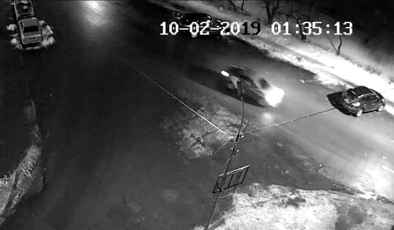 Ночь. Улица. Фонарь. Машина. В центре Петрозаводска автомобиль наехал на упавший трос