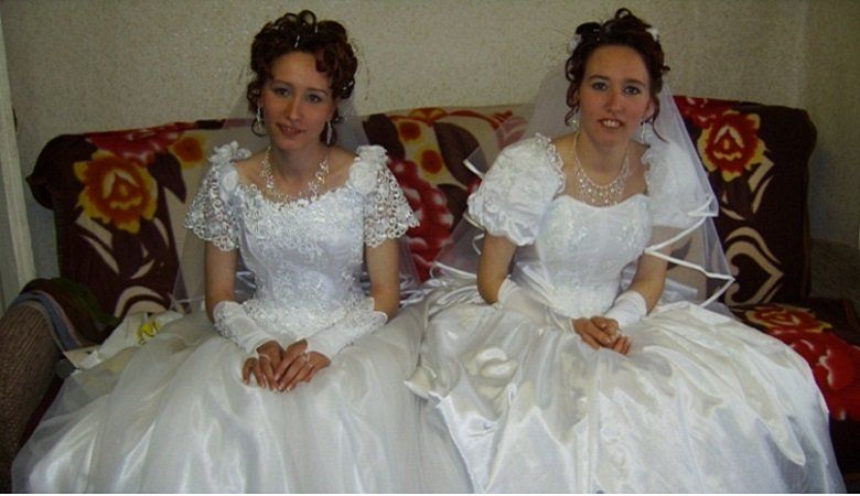 #10yearchallenge. Сестры-двойняшки из Карелии сыграли свадьбу в один день. Что изменилось у них за 10 лет