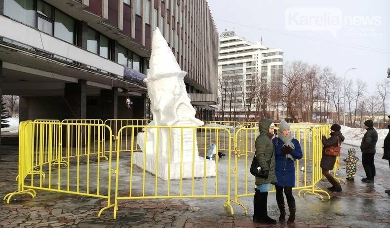Успенская церковь вот-вот рухнет. Ледовые и снежные скульптуры «Гиперборею» разрушаются