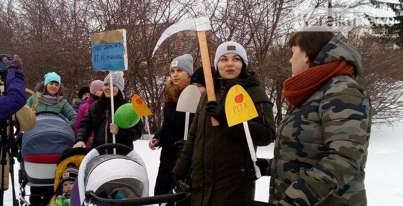 Жители Питкяранты пришли к мэрии на «немитинг» с картонными вилами