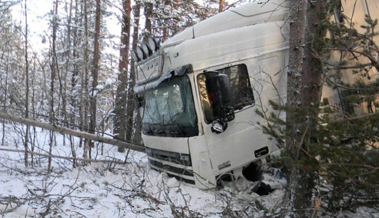 В Карелии легковой автомобиль столкнулся с грузовым. Водитель в больнице