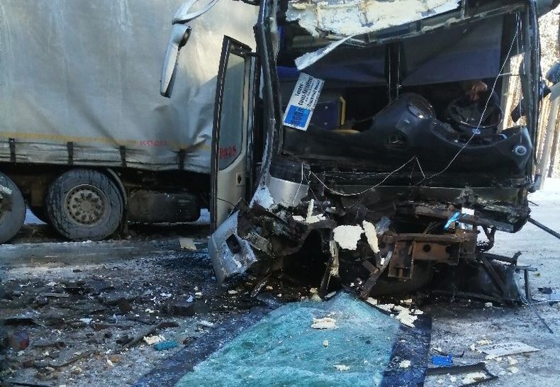 Пассажирский автобус столкнулся с легковушкой и фурой на «Коле». Есть погибший, много раненых