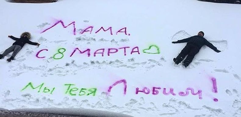 На снегу и грязных автобусах. Как петрозаводчане поздравляли женщин 8 марта