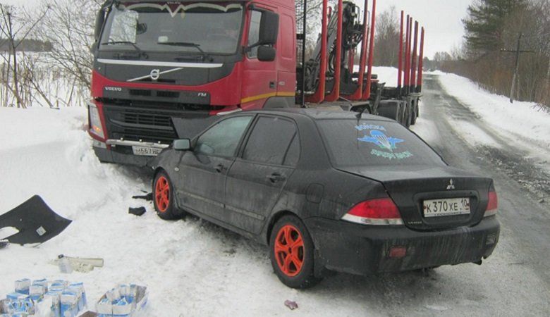 Пассажир получил травмы при столкновении легкового и грузового автомобилей в Карелии