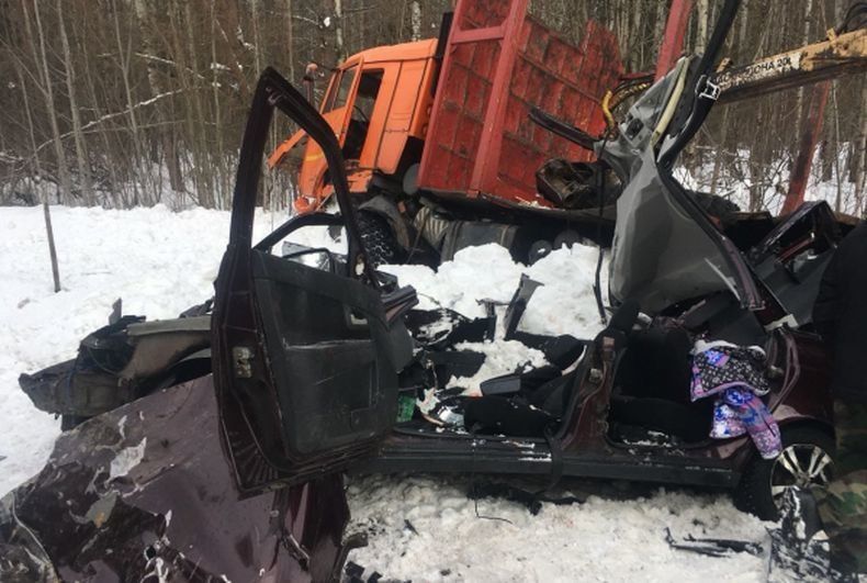 Два человека погибли в страшной аварии на трассе «Каргополь-Пудож»