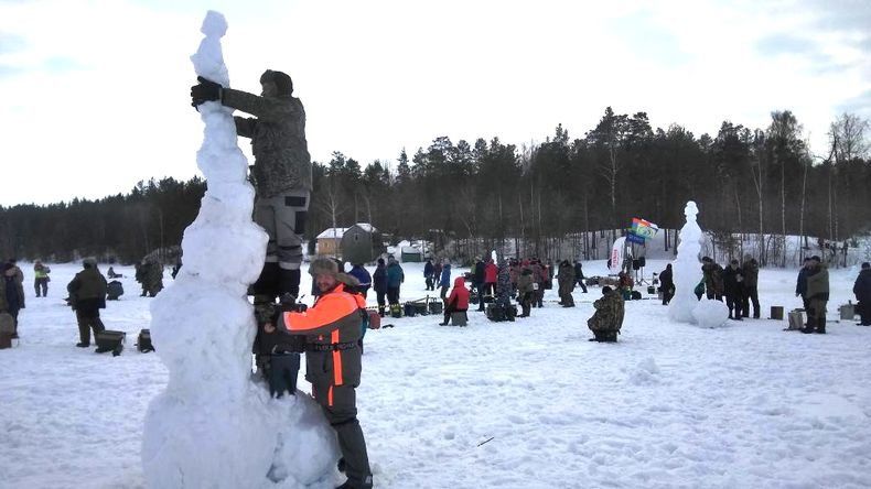Снеговики-гиганты украсили Кончезеро. Неожиданные итоги рыболовного конкурса «Золотая лунка»