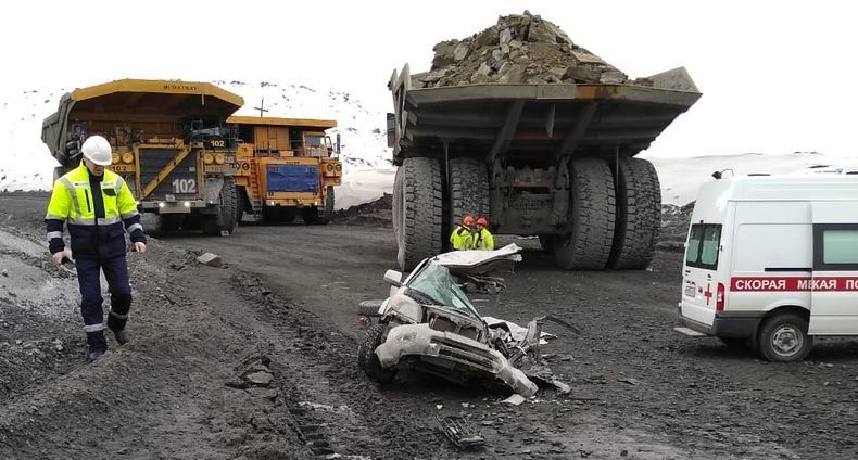 Большегрузный самосвал в Костомукше раздавил внедорожник