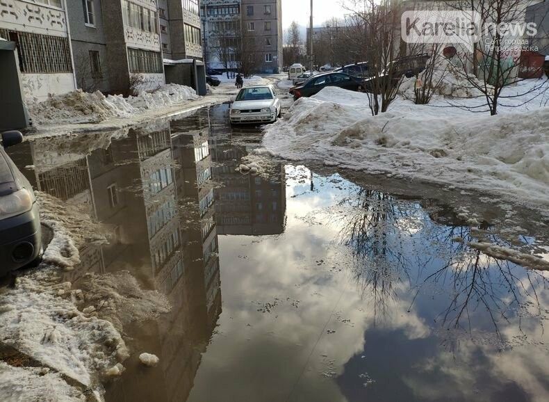 Только вплавь! Жители дома на Древлянке не могут попасть в свои квартиры