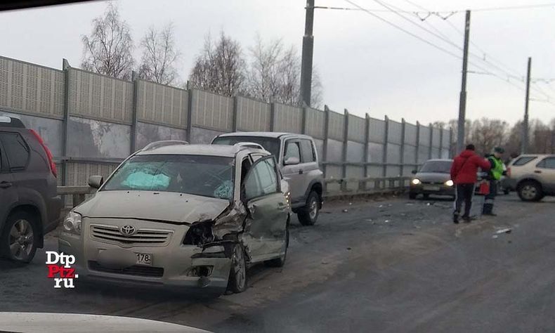 На Гоголевском мосту столкнулись кроссовер и легковушка