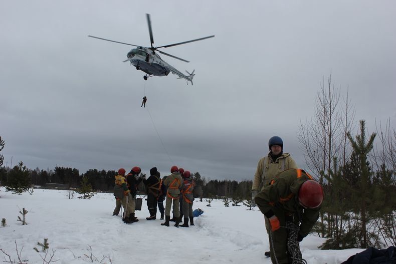 С высоты 25 метров по 5 раз! Десантники-пожарные проводят тренировочные спуски с вертолёта