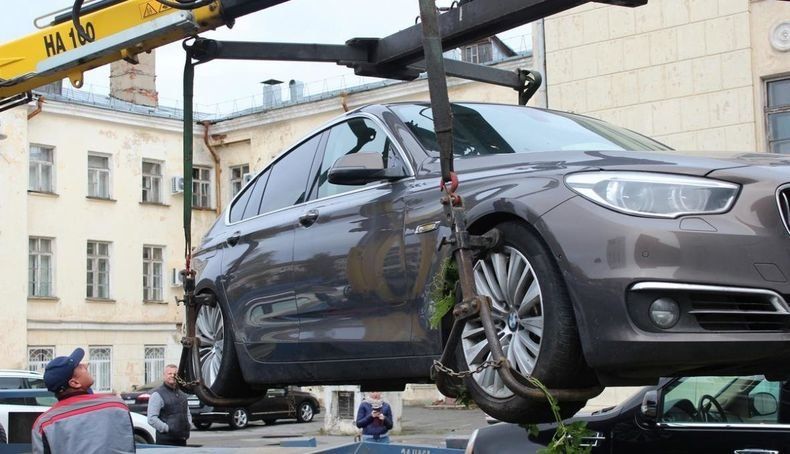 Две дорогие иномарки экс-главы Карелии Нелидова выставлены на торги