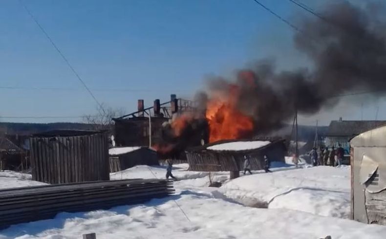 Дети в беде. В поселке Ламбасручей полностью сгорел восьмиквартирный дом