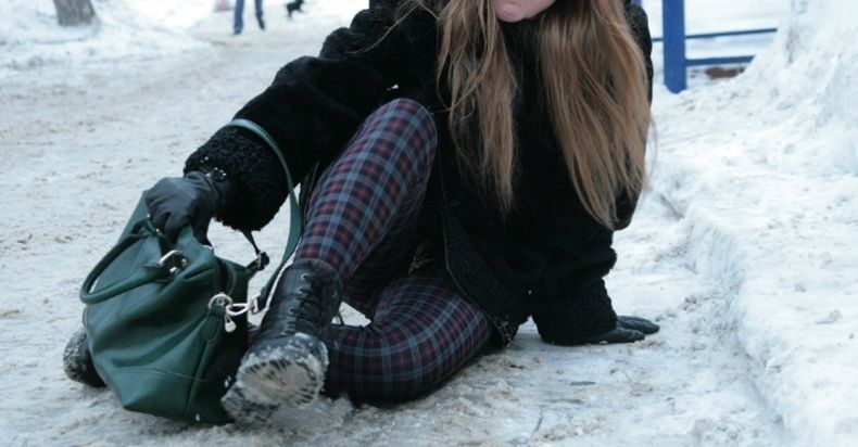 «Поскользнулся, упал – гипс». Из-за гололеда петрозаводчанка оказалась без работы и без денег