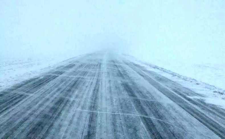 Большегрузы в кювете и вдоль дороги. На севере Карелии снегопад перекрыл трассу «Кола»