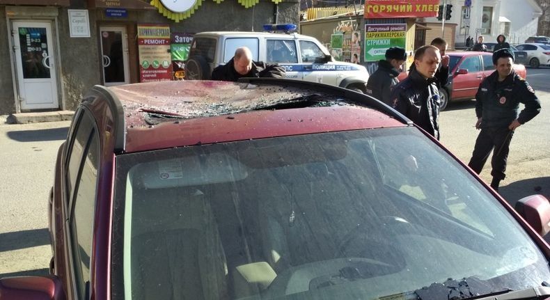 Мужчина в Петрозаводске прыгнул с пятого этажа на автомобиль