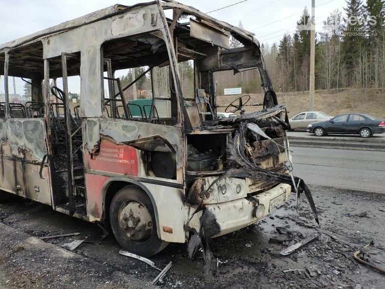 В Петрозаводске сгорел автобус. Водитель-девушка рассказала подробности