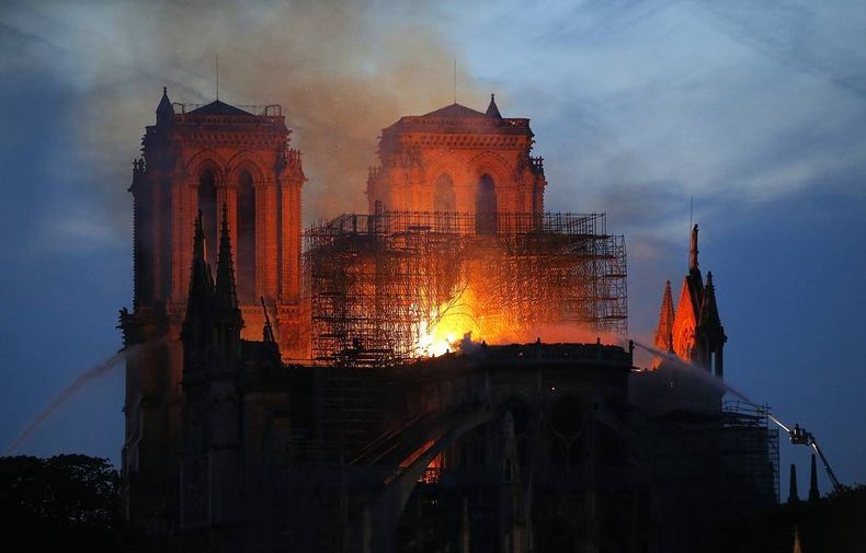 «Невосполнимая утрата для человечества». Во Франции сгорел Собор Парижской богоматери