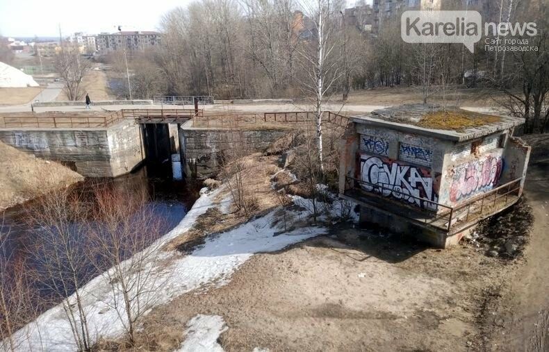 Заброшенное здание в центре Петрозаводска представляет серьезную опасность