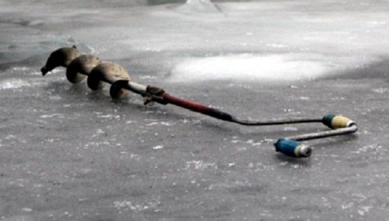 Два рыбака утонули в Карелии, провалившись под лед