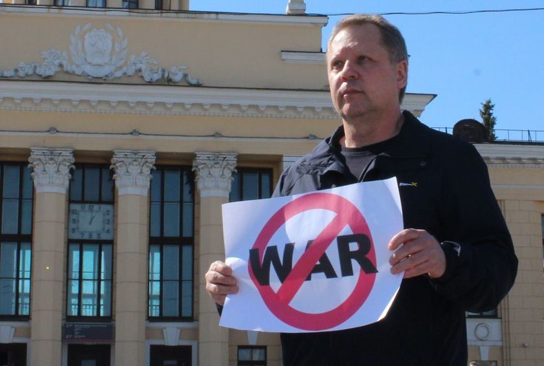 Петрозаводчанин провел одиночный пикет, протестуя против поезда с сирийскими танками