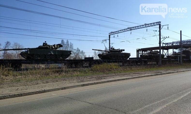 Танки в городе. Через Петрозаводск прошел очередной состав с военной техникой