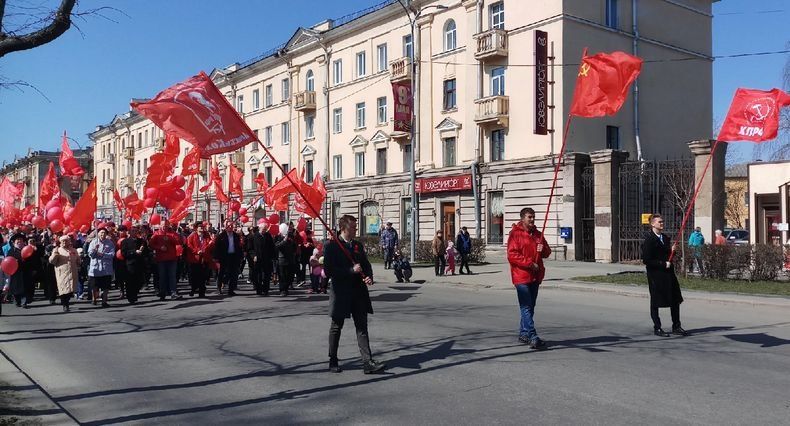 В Петрозаводске прошли первомайские демонстрация и монстрация. Найдите пять отличий