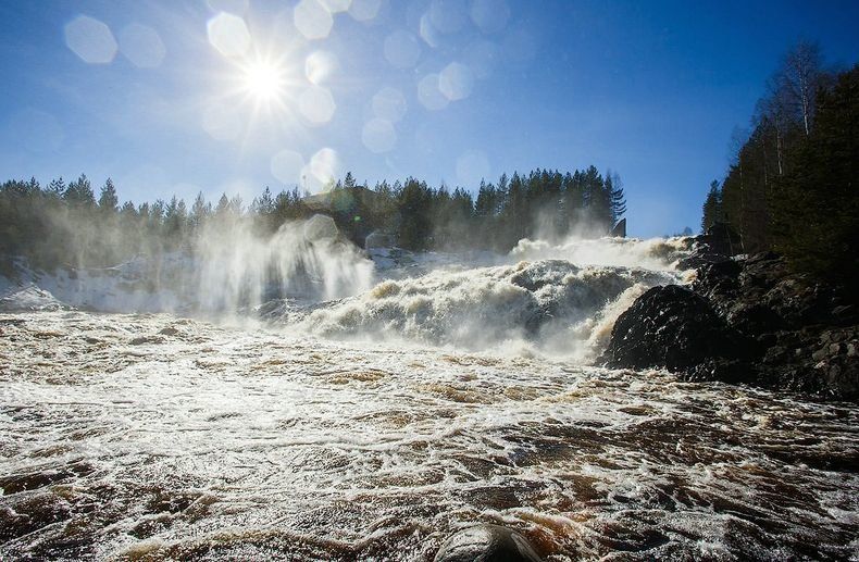 Под вой сирены. Житель Карелии на видео момент «включения» водопада в Гирвасе