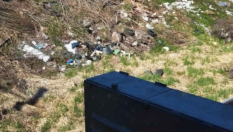 Свалка мусора обнаружена около железной дороги в Петрозаводске