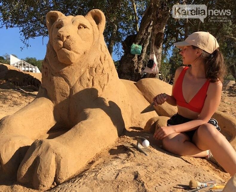 Скульпторы из Петрозаводска строят «песчаный город» в Португалии
