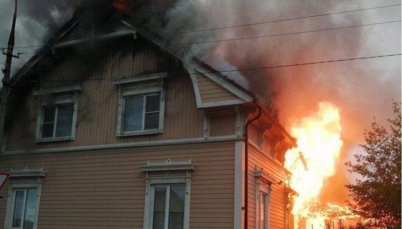 Многодетная семья спасена из горящего дома на юге Карелии
