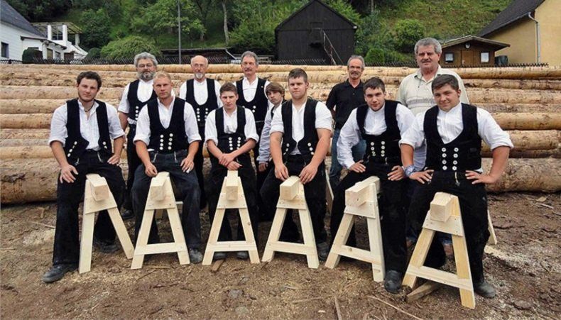 Немецкие плотники путешествовали 3 года, чтобы попасть на фестиваль ремесла на острове Кижи