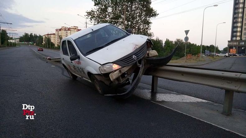 Пошел на взлет. Автомобиль такси ночью вылетел на ограждение между полосами