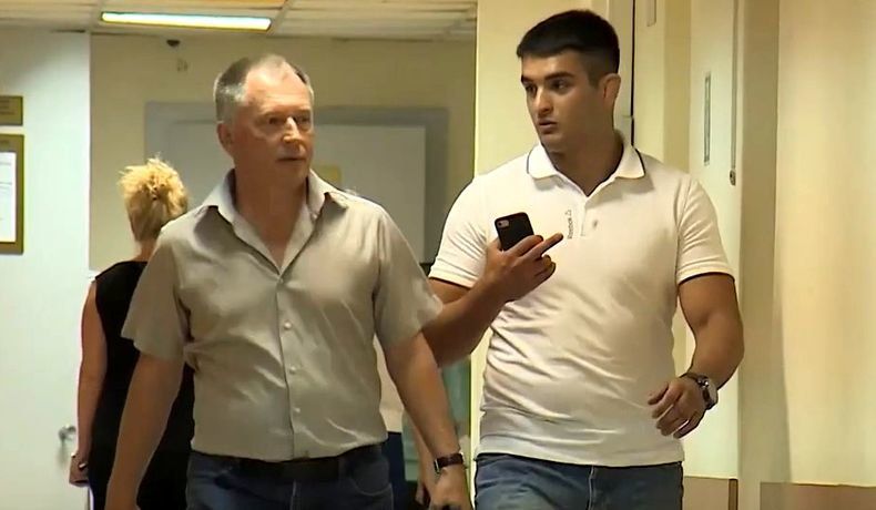 Чемпион по единоборствам Кадашев, который устроил драку на Варламова, напал в суде на журналиста