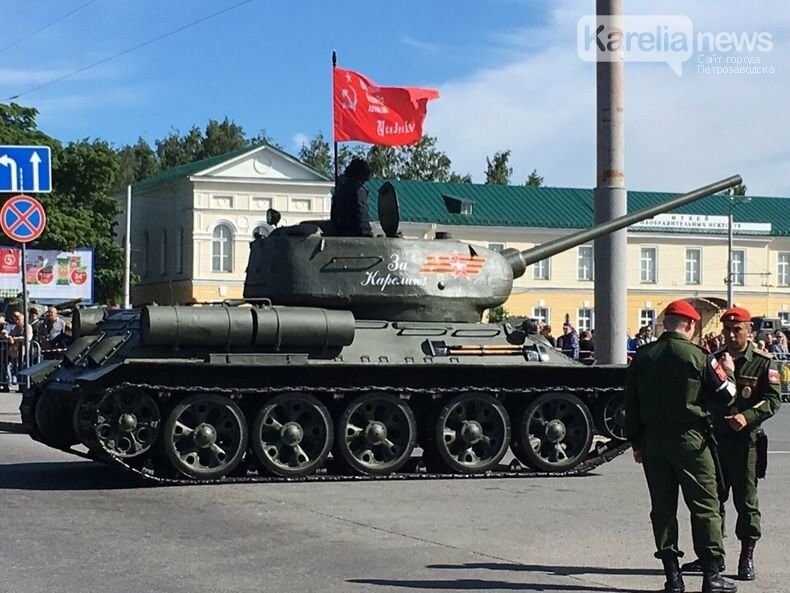 Праздник или бряцанье оружием? Как прошел военный парад в честь Дня города. Видео