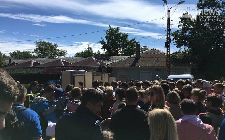 Рамки, заборы, клетки. На набережную пускают через металлоискатели