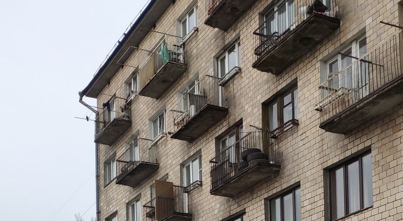 Женщина выпала из окна в Петрозаводске