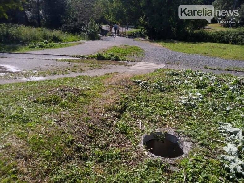 На набережной снова появились открытые колодцы