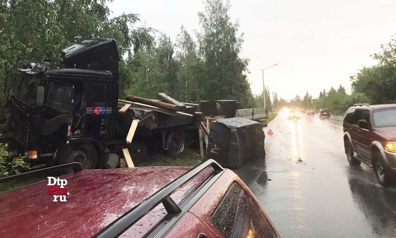 У фуры, перевозившей огромные блоки в Петрозаводске, один из камней вывалился на дорогу