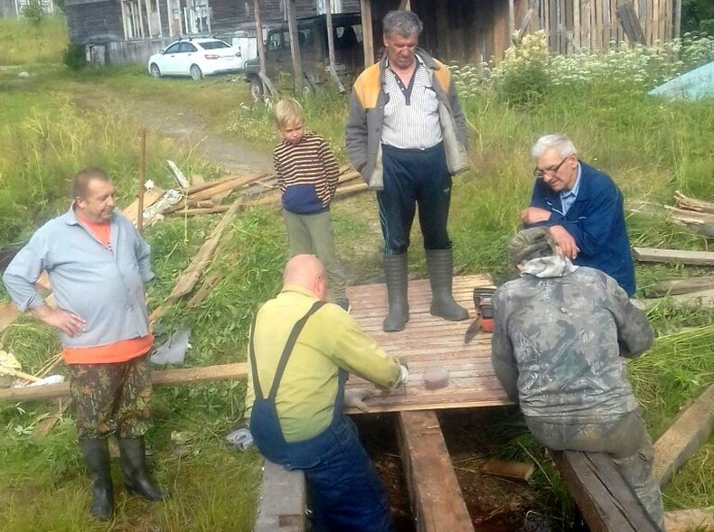Жители карельского поселка отремонтировали мост через ручей