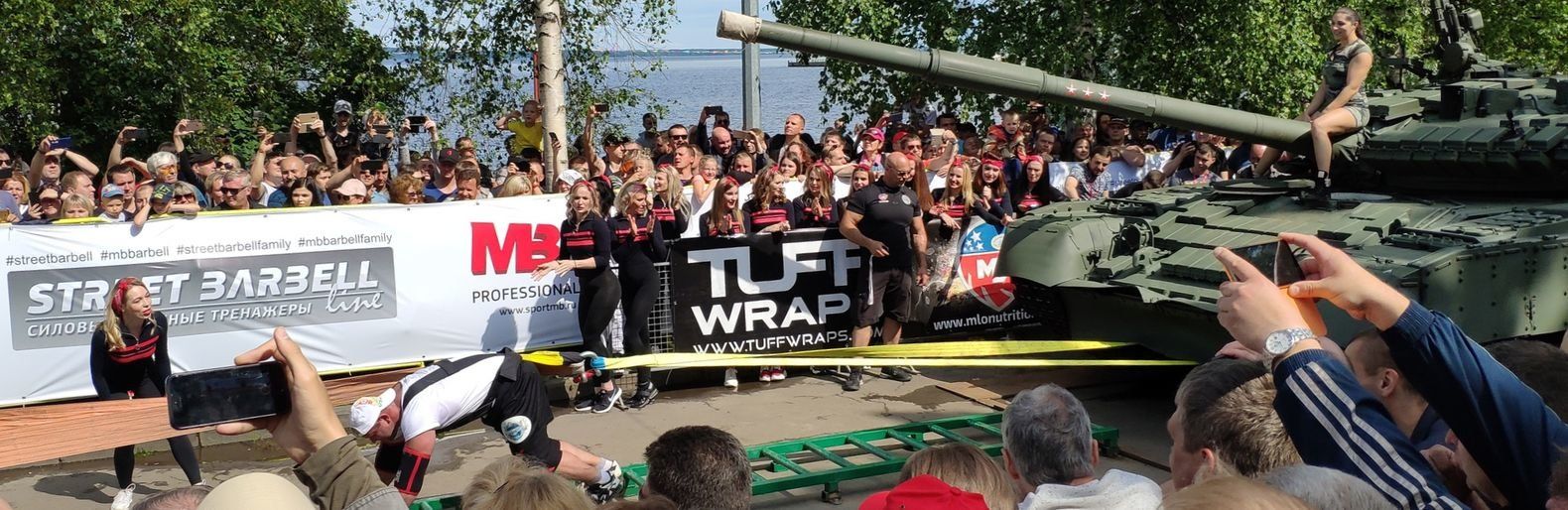 Силачи тащили танк, остальные пили чай. Два разных праздника прошли в Петрозаводске