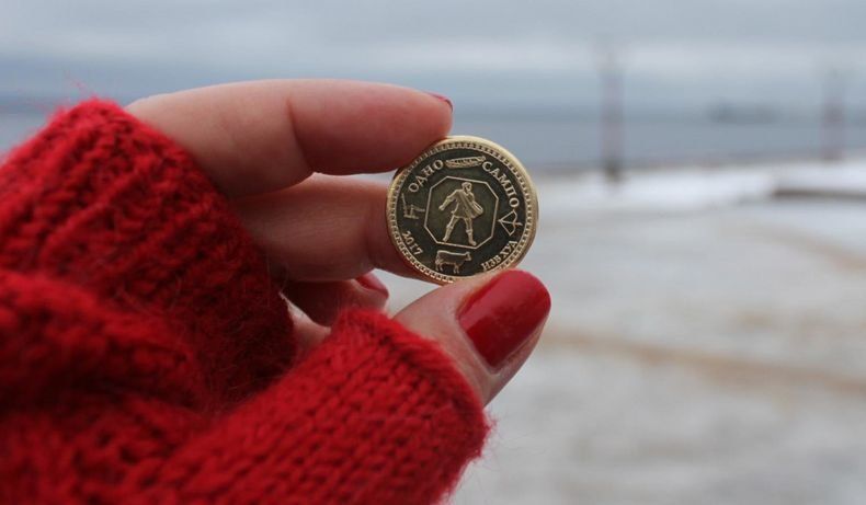 Карельский художник подарил главе Центробанка Набиуллиной монету «сампо»