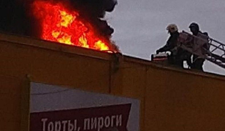 Крышу петрозаводского гипермаркета охватил сильный огонь