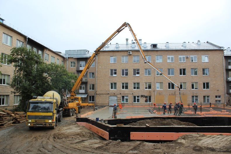 Для пристройки городской больницы Петрозаводска залили фундамент