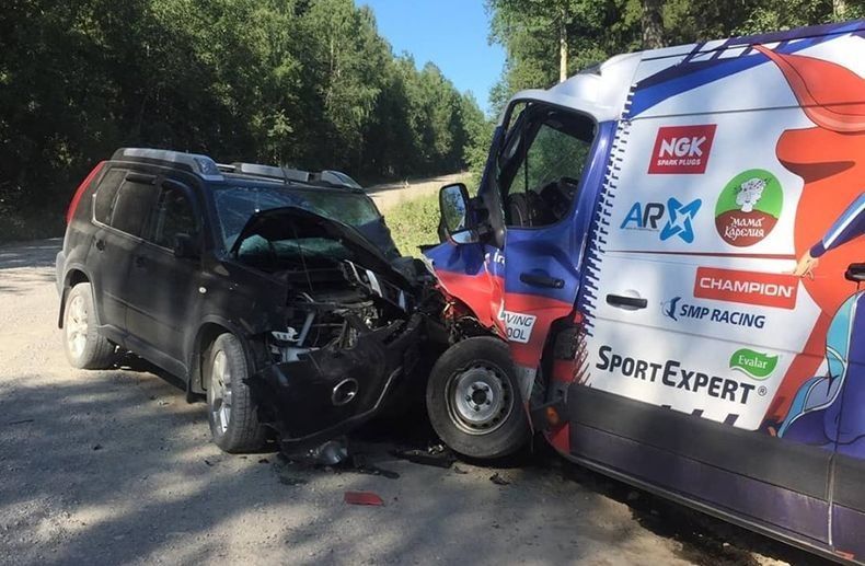 Отец и брат известной гонщицы Сидорковой попали в аварию на ее машине